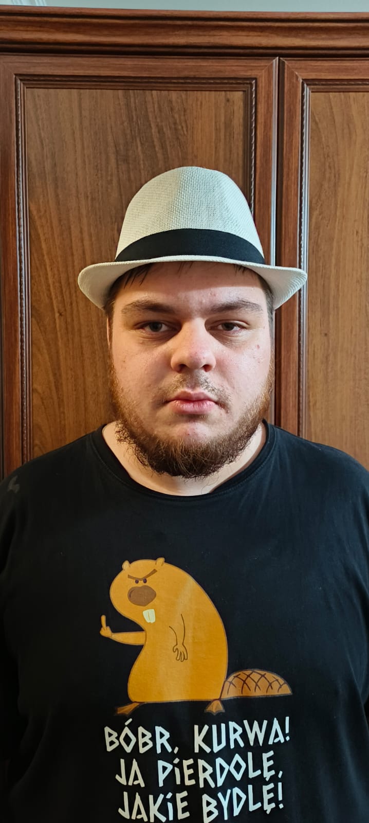 Влад в шляпе и футболке с бобром